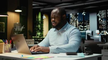 Sıkıntılı sorunlu personel gece geç saatlerde zihinsel yorgunluk ve rahatsızlıkla boğuşuyor yoğun iş yükü ve sağlıksız yaşam tarzı belirtileri gösteriyor. Endişeden bunalmış bir adam. Kamera A.