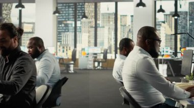 Çok uluslu bir şirkette iş stratejisi ve performans ölçümlerini tartışan iş arkadaşları. Personel hedefleri sıralarken tahminler, rapor paylaşım ve veri görselleştirmesi konularında danışmanlık yapar. Kamera B.