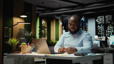 Siyahi ofis çalışanı bir hata yaptıktan sonra bir kağıt parçasını yırtıyor, öfkeyle görevine başlıyor ve sayfa kağıdını yırtıyor. Hoşnutsuz adam yazım sırasında yazım hatası yazar. Kamera A.