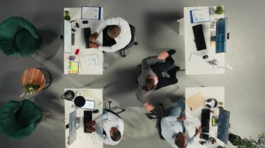 Çok uluslu şirketteki işçilerin iş stratejisi ve performans ölçümlerini tartıştıkları en tepeden aşağı görüş. Personel hedefleri hizalarken tahminler, rapor paylaşım ve veriler konusunda danışmanlık yapmaktadır. Kamera A.