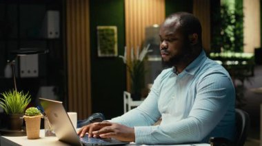 Afrika kökenli Amerikalı personel kurulu etkilemek için yeni fikirler düşünüyor ve gelişime yardımcı olacak bir sunum hazırlıyor. Kararları düşün ve sınırları zorla. Kamera B.