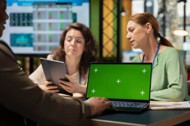 Şirket ortaklarından oluşan bir ekip modern yönetim kurulunda izole edilmiş modelleme, stratejik planlama, veri raporları ve kurumsal çalışma ortamında bilgi grafikleri ile işbirliği yapıyor..