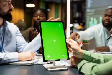 Krom anahtar tabletle yapılan bir toplantıda, analiz numaralarını analiz eden ve proje hedefleri belirleyen çok ırklı uzmanlardan oluşan bir ekip. Kısa bir süre sonra büyüme hedeflerine ulaşma.