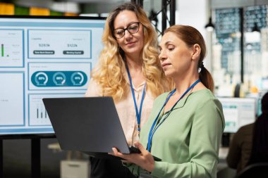 Profesyonel iş arkadaşları bir strateji belirliyor ve çok uluslu şirkette raporları paylaşıyorlar, başarı ve profesyonel gelişimi sağlamak için performans göstergelerini gözden geçiriyorlar. Güçlü zihniyet..