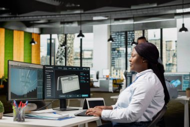 Profesyonel Ar-Ge güneş enerjisi üreten şirket, temiz teknoloji evlat edinmesini destekliyor. İş yerindeki Afrikalı Amerikalı kadın güneş pilleri prototipini test ediyor, temiz enerji yenilikleri üzerinde çalışıyor.