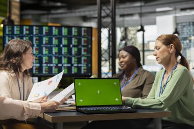 Hırslı profesyoneller dizüstü bilgisayardaki model ekran ile işbirliği hedefleri belirliyor, kadınların görsel araçlar, veri güdümlü planlama ve kurumsal yenilikler yoluyla projeler yaratmalarına olanak sağlıyor.