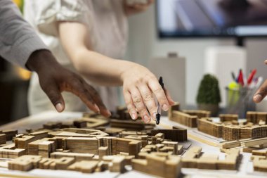 Yeniden geliştirme ve büyük ölçekli inşaat projesi için 3D modeller kullanarak, kentsel site hazırlama için konut düzeni düzenleyen müteahhitlerin kapatılması. Altyapı büyümesi ve şehir planlaması.