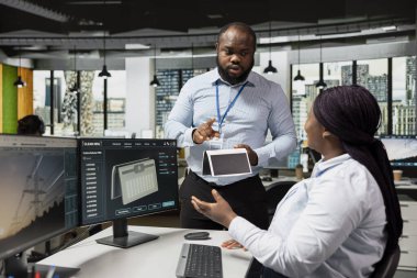 Ekip halinde çalışan yeşil teknoloji şirketinin meslektaşları güneş enerjisi ürünlerini gelişmiş elektrik şebekesi çözümleriyle birleştiriyorlar. Yenilikçi sürdürülebilirlik projeleri üzerinde çalışan araştırma ve geliştirme uzmanları