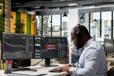 Müşteri alım satım hesabında yetkisiz erişim tespit edildikten sonra ofisteki tüccar şüpheli giriş uyarısı alır. Ticaret platformu güvenlik uyarısına yanıt veren aksesuar firması çalışanı