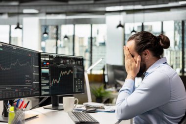 Tüccar kötü portföy performansına olumsuz tepki göstererek umutsuzluktan yüzü avuç içleriyle örtüyor. Borsa salıncakları yüzünden finansal kayıplar yüzünden komisyoncu şirket çalışanı üzgün.