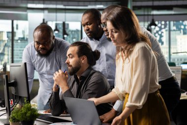 Çalışanlar ve iş arkadaşları toplantıda iş istihbaratı ve performans ölçümlerini tartışıyorlar. Stratejiyi düzenlemek için raporları, tahminleri ve diyagramları gözden geçiren çok uluslu şirket çalışma ekibi.