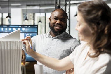 İnşaat sahasının yerleşim planı için 3D modeller ve yapısal detaylarla bir konut projesi planlayan emlakçılar. Yenilik için akıllı şehir vizyonuna sahip şehir gelişimi.