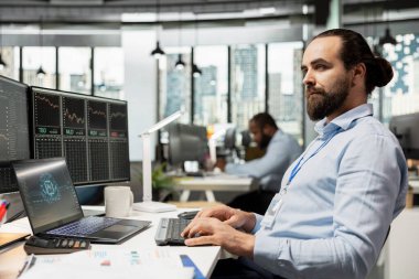 Ticaret stratejilerini optimize etmek için dizüstü bilgisayarda ticari koz yapay zeka programı. Borsa hareketlerinden yararlanmak için dizüstü bilgisayardaki derin öğrenme uygulamasını kullanarak görevdeki finans uzmanı