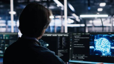 Veri merkezi mühendisi AI LLM görüntülemesini izlemek için bilgisayar kullanıyor. Bilgi İşlem uzmanı sunucuları denetlemek için PC kullanıyor makine öğrenme süreçlerine güç veriyor, kamera A