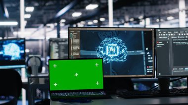 Yapay zeka geliştirme ve makine öğrenme kodlaması için kullanılan veri merkezindeki izole ekran laptopunu kapat. Nöral ağ yapılarının algoritma performansını izlemek için kullanılan sunucu odası kroma anahtar defteri