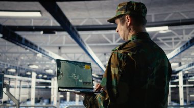 Veri merkezindeki askeri teknisyen defter yazılım arayüzü kullanarak uydu koordinatlarını takip ediyor. Sunucu merkezindeki ordu birimi uydu görüntüleme sistemleri ve kamera A üzerinden keşif verilerini analiz ediyor.