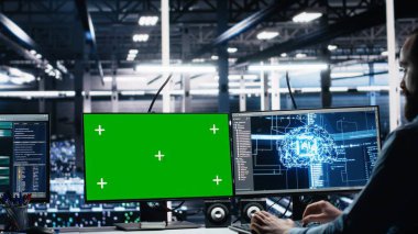 Yapay zeka sistemlerini kontrol eden veri merkezi mühendisi. Model PC kullanarak zaman ve verimlilik için. Sunucu merkezindeki izole ekran bilgisayarında yapay zeka kullanan bilişim uzmanı, kamera A
