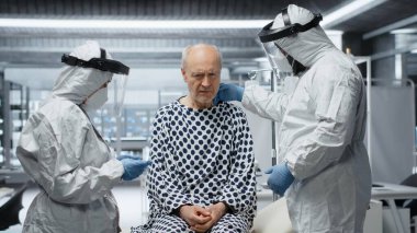 Tehlikeli madde giysisi içindeki doktorlar bir salgın sırasında hastaların hayati organlarını izliyorlar, laboratuvar verileri topluyorlar ve küresel bir felaket veya krizden kaçınmak için bulaşıcı salgın hastalıkları önlüyorlar. Kamera B.