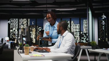 İş planlama ve rapor yazma ile uğraşan Afro-Amerikan ekibi, şirket verilerini kullanarak hedeflerle aynı hizayı sağladılar. Sonraki projeler için gündem, mesai saatleri dışında.