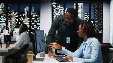 Siyahi şirket yöneticisi ve yardımcısı, girişim hedefleri ve performans ölçümleri arasında bir sinerji sağlayarak yeni bir genişleme planında işbirliği yapıyorlar. Bir proje için ortak kavrayışlar.