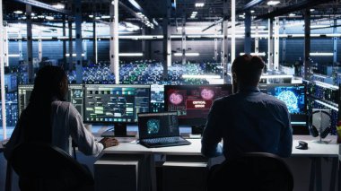 Sinirli veri merkezi programcısı yapay zeka araçları kullanırken arızalarla mücadele ediyor. Sistem sağlığını optimize etmek için yapay zeka kullanırken hataya uğramış sunucu merkezi çalışanı, kamera A