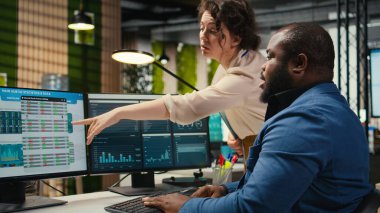 Meslektaşlar performans ölçümleri hakkında tartışıyor ve danışmanlık yapıyor, hedefleri hizalamak ve çok uluslu bir şirkette verimli iş hedefleri elde etmek için içgörülerden faydalanıyor.