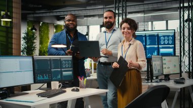 Proje planlama ve brifingde işbirliği yapan bir ofis çalışanı ekibi, performans ölçümlerini uygulamak için tablet üzerindeki çizelgelerden elde edilen verileri kullanıyor. Ekip çalışması ve iş ortaklığı.