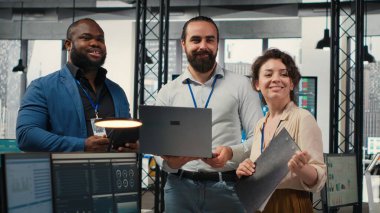 Çeşitli çalışan grupları, performans ölçümlerini uygulamak için tablet üzerindeki grafiklerden elde edilen verileri kullanarak proje planlama ve analizinde işbirliği yapmaktadır. Ekip çalışması ve iş birliği..