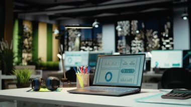 Öngörü için veri tabanlı üst düzey boş çalışma alanı dizüstü bilgisayarı. Kurumsal başarıyı yönlendiren kurumsal planlama, analitik ve performans göstergeleri için modern alan seti.