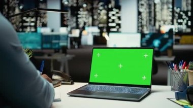 Afrikalı Amerikalı adam iş yerindeki dizüstü bilgisayardaki krom ekrana bakar ve iş yönetimi görevlerini mesai saatleri dışında çözer. Erkek işçi proje gelişimini denetliyor, sağlam hedefler. Kamera A.