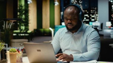 Afrika kökenli Amerikalı adam, gece geç saatlerde müzik eşliğinde günlük işlerle uğraşıyor. Odaklanma ve verimliliğe yardımcı olacak odaklanma seslerinden ilham alıyor. Erkek çoklu görev. Kamera B.