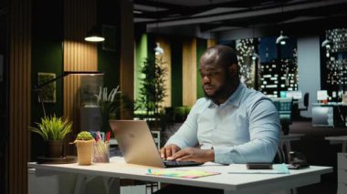 Hüsrana uğramış siyahi adam görev başarısızlığı ve tükenmişlik yüzünden öfkeleniyor, gece geç saatlere kadar çalışıyor ve işyerinde zorluklarla karşılaşıyor. Erkek profesyonel duygular boğulmuş ve gerilmiş. Kamera A.