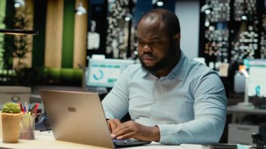 Afrikalı Amerikalı bir adam e-postaları cevaplıyor ve çok uluslu bir şirket için internetteki bilgileri belgeliyor, karanlık bir ofiste saatler sonra çalışıyor. Atılgan 'ın hedefleri ve gelişimi. Kamera B.