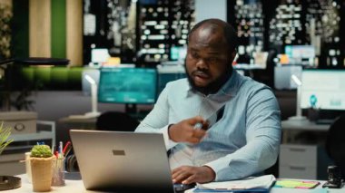 Erkek işletme müdürü gece geç saatlerde gelen aramalara cevap veriyor, brifing verilerini okumak ve şeffaf bir diyalog kurmak için dizüstü bilgisayarını kullanıyor. İlişkileri güçlendirmek için fikir alışverişinde bulunduk. Kamera B.