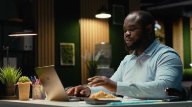 Siyahlar mesai saatlerinden sonra ofiste stres yeme alışkanlıklarıyla uğraşıyorlar yoğun iş yükünden dolayı aşırı yemek yiyorlar. İş yerinde negatif duygularla sağlıksız bir hayat sürüyorum. Kamera B.