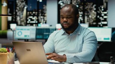 Karanlık ofiste son derece geç saatlere kadar çalışan zenci bir ofis çalışanı diğer çalışma yerlerine bakıp yalnız olduğunu fark ediyor. Adam geceleri iş amaçlarına ulaşmak için çalışıyor. Kamera B.