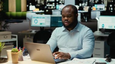 Afrika kökenli Amerikalı çalışanlar geceleri internet bilgilerini düzeltiyor, önemli verileri dizüstü bilgisayara yazıyorlar. Girişimci hedeflerle aynı hizaya getirmek için bir özet oluşturup strateji tasarlamak. Kamera B.