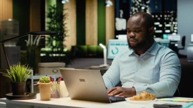 Afrika kökenli Amerikalı erkek işçi geceleri ofiste yeme bozukluğuyla boğuşuyor, aşırı yemek yiyor ve yoğun iş yoğunluğundan dolayı gerginlik yaşıyor. Abur cubur ve negatif duygularla sağlıksız yaşamak. Kamera B.