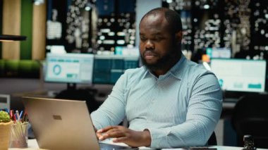 Saatler sonra ofiste yalnız olduğunu fark eden Afro-Amerikan işçiler diğer iş istasyonlarına bakıyorlar. Personel, gece geç saatlere kadar çalışarak iş amaçlarını ve amaçlarını gerçekleştiriyor. Kamera B.