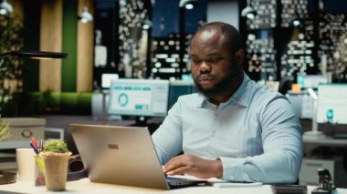 Siyah adam temel fikirleri kağıda döküyor, dizüstü bilgisayarda okuyor, geceleri görev planları yapıyor ve programlıyor. Hedefleri yansıtan bir sunum için el yazısıyla not alıyor. Kamera B.