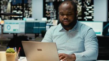 Afro-amerikan zeki adam ilerleme kaydediyor ve dahice bir fikir buluyor, sonunda parmağının havada olduğunun farkına varıyor. Eureka saatler sonra aydınlanma ve yenilikle. Kamera B.