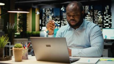 Afrika kökenli Amerikalı danışman yatırım planı ve sonuçları tasarlama, şirket faaliyetlerini geliştirmek için yeni fikirler öngörüyor. Çözüm arayan genç bir taktik. Kamera A.