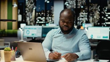 Siyahi ofis çalışanı bir hata yaptıktan sonra bir kağıt parçasını yırtıyor, öfkeyle görevine başlıyor ve sayfa kağıdını yırtıyor. Hoşnutsuz adam yazım sırasında yazım hatası yazar. Kamera B.