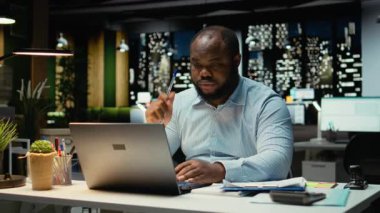 Erkek genel müdür, kurumsal ofiste geçirdiği saatler sonrasında, zorlu bir sorunu taktiksel bir çözüme dönüştürmek için fikirler ve iş görüşleri öngörüyor. Kamera A.