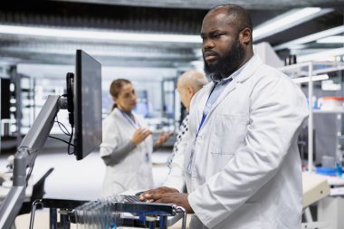 Yeni uyuşturucu testi sırasında nöral ağlarla farmakoloji verileri toplamak için yapay zeka kullanan siyah bir uzman. Biyotıp keşfi ve yenilik.