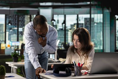 Proje raporları ve çalışma alanındaki performans konusunda danışmanlık yapan iş arkadaşları, yönetim ekibi ilerleme takibi için öngörü, performans ölçümleri ve kurumsal hedefler hakkında bir tartışma başlattı.