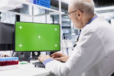 Kimya laboratuarında profesyonel analizler yapan bilim adamının yanında, moleküler bilim için deney verileri. Gelişmiş araştırma, farmakoloji ve biyoteknoloji keşfi.