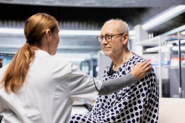 Kadın araştırmacı, eski hastasını laboratuvarda hastalıkla cesaretlendiriyor ve sağlık hizmetlerinde ilerleme kaydediyor. Klinik denemeyi kabul eden bir adam için güven ve teselli..