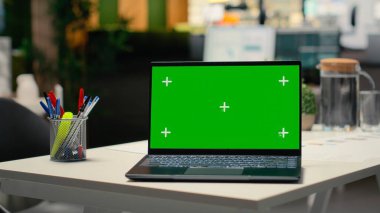 Boş bir iş yerinde krom anahtarı çalıştıran dizüstü bilgisayar, işe alım süreci, röportajlar ve kariyer geliştirme için hazırlanmış insan kaynakları ofisi. Krom anahtar.