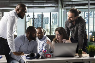 Çok uluslu bir şirket ofisindeki çeşitli meslektaşlar strateji, çizelge ve analizi tartışırlar. Şirket takım koordinatları daha iyi sonuçlar için ilerleme, içgörü ve belgeleme projeleri.